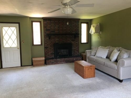 3 Barrow Pl, Blue Point, NY 11715-1103