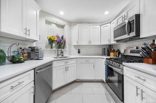 22 Pembrooke Ct, Tompkins Corners, NY 10579-3245