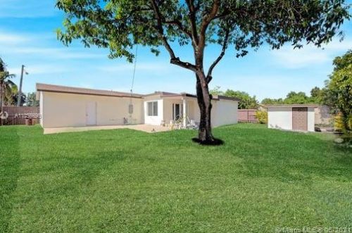 1124 70th Pl, Hialeah FL  33014-5113 exterior