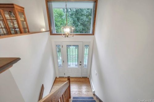 8 Colline Dr, Airmont, NY 10901-3725