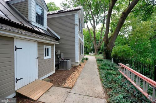 100 Colonial Hwy, Hamilton VA  20158-9012 exterior