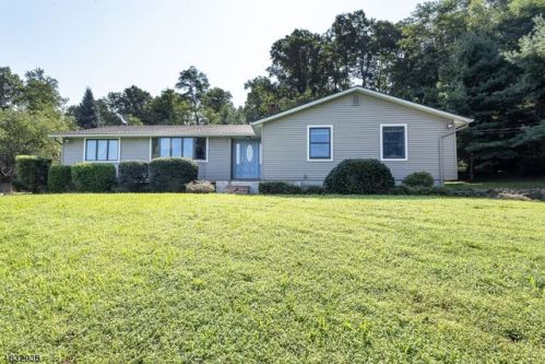 9 Ernella Dr, Belvidere, NJ 07823-2703