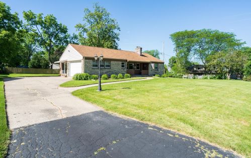 219 Daphne Rd, Milwaukee, WI 53217-3902