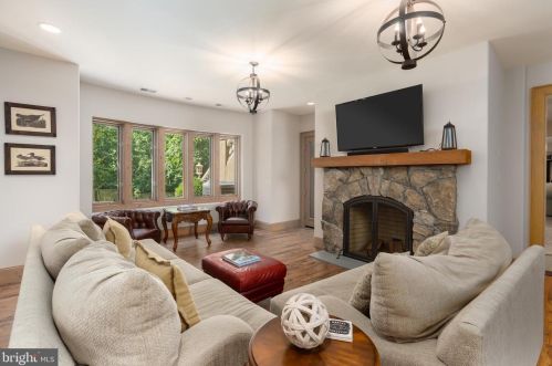 608 Kentland Dr, Great Falls VA  22066-1030 exterior