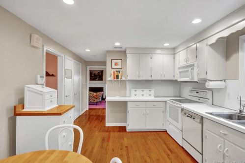 43 Walnut Ln, Northford CT  06472-1128 exterior