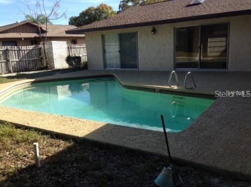 217 Earl St, Tarpon Springs, FL 34689-3833