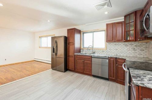182 Dutchess St, Babylon, NY 11704-1940