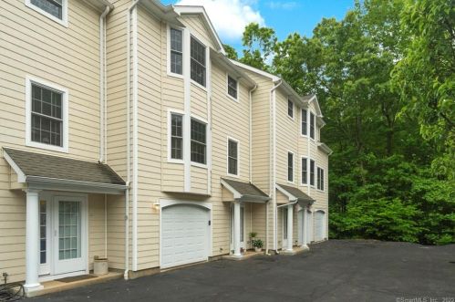 32 Parkwoods Dr, Norwich CT  06360-7524 exterior