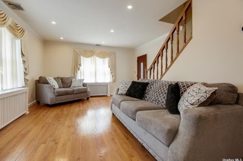 324 Oak Neck Rd, West Islip NY  11795-3613 exterior