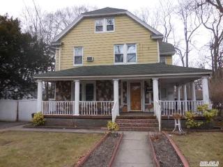 14 Hansome Pl, Freeport, NY 11520-2615