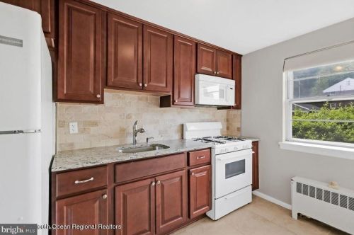 71 Manor Dr, Tinton Falls NJ  07712-2568 exterior