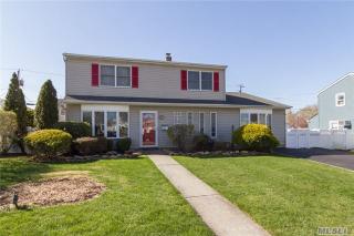 4 Baker Ln, Plainedge, NY 11756-3506