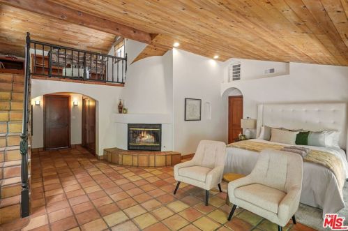 1719 Oak Dr, Topanga CA  90290-4025 exterior