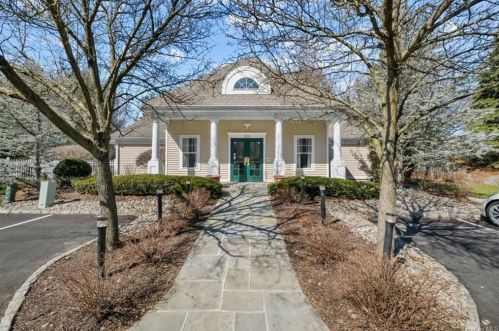 40 Briarbrook Dr, Briarcliff NY  10510-2075 exterior