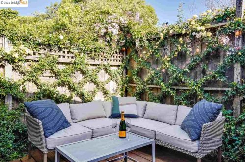 5912 Fremont St, Oakland CA 94608-2217 exterior