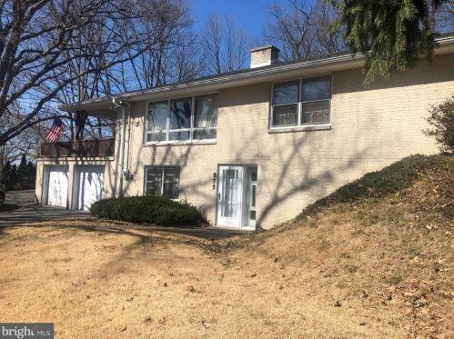 875 Twin Oaks Dr, Hummelstown, PA 17036-9732