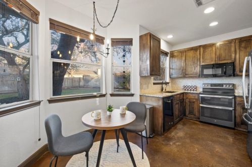 302 Deepwood Dr, Georgetown TX 78628-8305 exterior