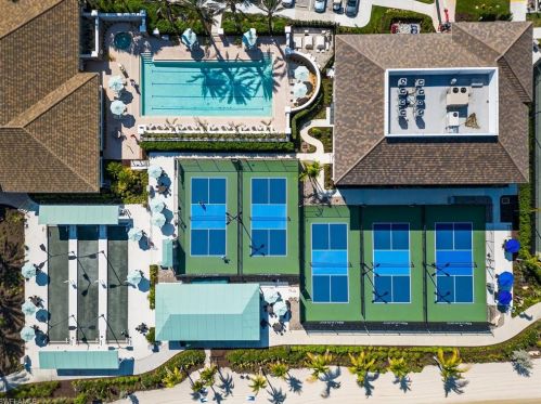 9463 Quarry Dr, Naples FL  34120-5223 exterior