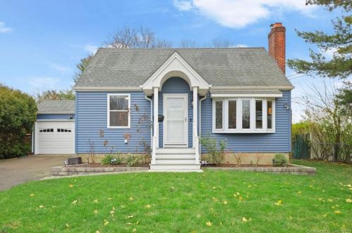 11 Robbins Ct, Milford, CT 06461-3548