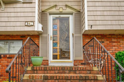 291 Gates Ave, North Lindenhurst, NY 11757-4403