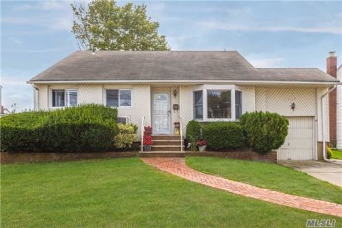 2976 Bayport Ct, North Wantagh, NY 11793-4506