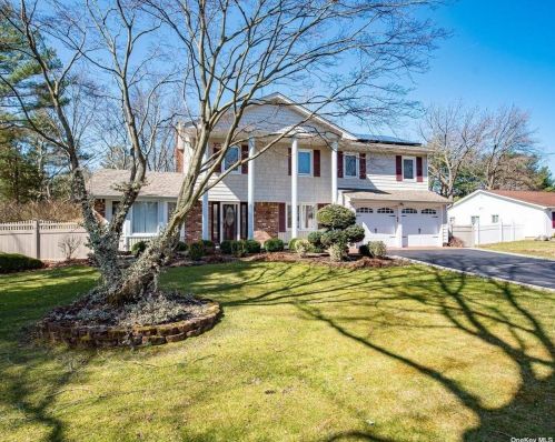 89 Stoothoff Rd, Elwood, NY 11731-3921