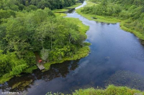 2295 River Rd, Baiting Hollow, NY 11933-1639