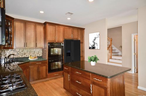166 Brattle Cir, Huntington Station, NY 11747-5368