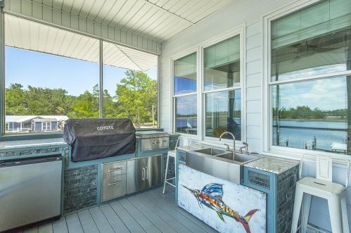 601 Riverview Dr, Carrabelle FL  32322-5054 exterior