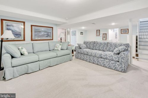 6917 Kingwood Dr, Falls Church VA  22042-3809 exterior