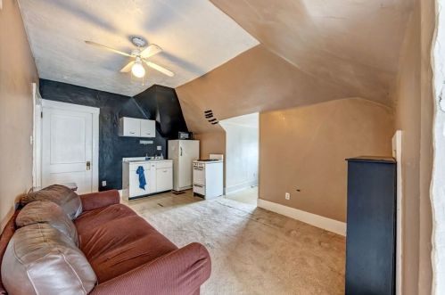 1025 Chartiers Ave, Pittsburgh PA  15220-4852 exterior