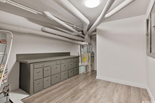 9411 Castlewood St, Oakland CA 94605-4415 exterior