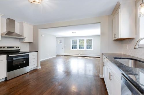 124 Park Dr, Kensington CT  06037-3815 exterior
