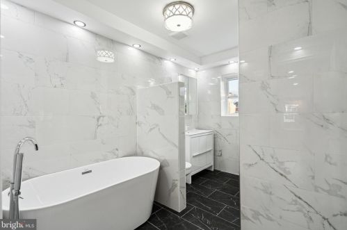 312 Manton St, Philadelphia PA  19147-5213 exterior