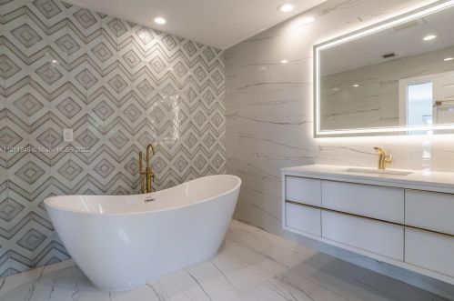 947 Nautilus Isle, Dania Beach FL  33004-2356 exterior