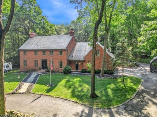 98 Rockburn Pass, West Milford Lakes, NJ 07480-3100