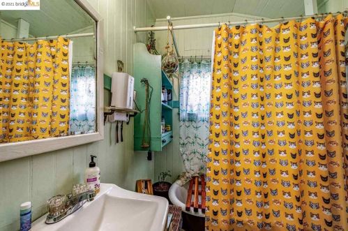 4327 Essex St, Oakland CA 94608-1216 exterior