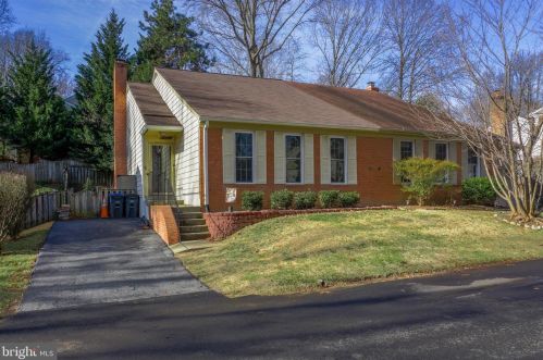 9935 Hemlock Woods Ln, Springfield, VA 22015-2905