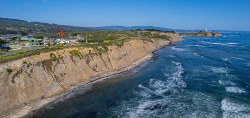 989 Ocean Blvd, Moss Beach, CA 94038-9748