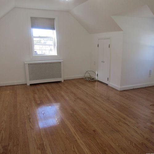 2 Oak Dr, New Hyde Park NY  11040-3315 exterior