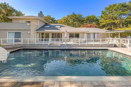 4 Honeysuckle Ln, East Quogue NY  11942-3624 exterior