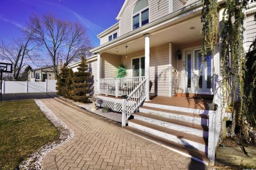 73 Mohawk Ave, Deer Park, NY 11729-2408