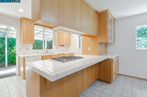 10 Lucille Way, Orinda, CA 94563-3715
