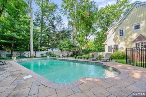 30 Oak Dr, Upper Saddle River NJ  07458-2132 exterior