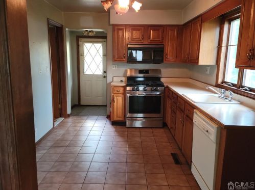 10 Hillcrest Ave, Iselin, NJ 08830-1602