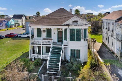 3405 Ball St, Galveston, TX 77550-1233