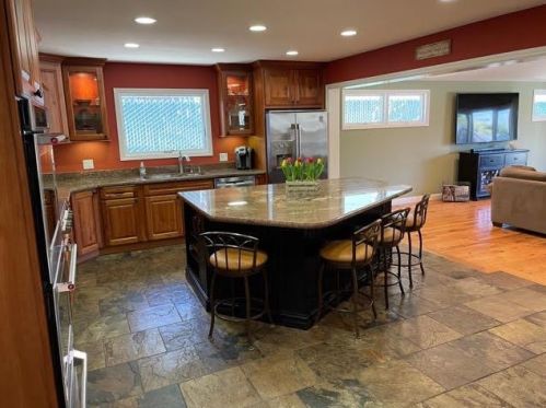 300 Alta Vista Dr, South San Francisco CA  94080-5662 exterior