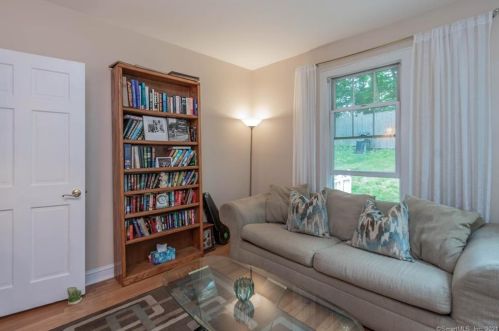 98 Kings Dr, Southport CT  06890-1209 exterior