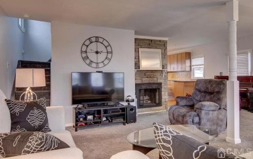 82 Hillside Ave, Woodbridge, NJ 07095-3612
