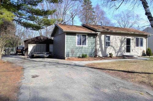 1607 Wood Ln, Green Bay, WI 54304-1734